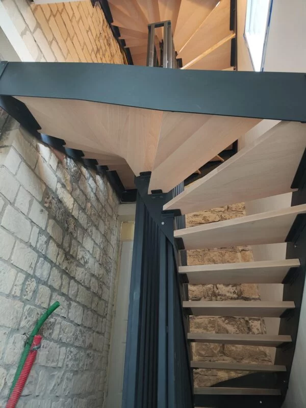 Portails : L'Entrée de Votre Monde, sur Mesure avec C2 Métal - Escalier sur mesure chez un particulier sur 2 niveaux - Structure métallique - Marche en bois massif en hêtre - Peinture thermolaqué finition structuré
