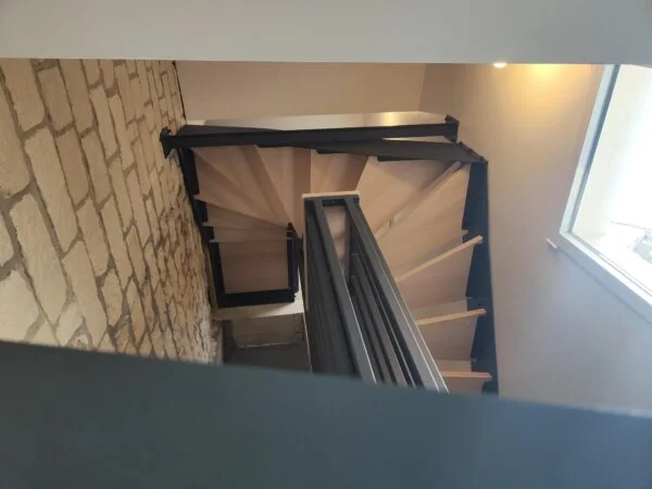Escalier sur mesure sur 2 niveaux